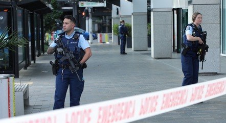 Agentes fazem guarda próximo ao local onde ocorreu um tiroteio em Auckland, na Nova Zelândia