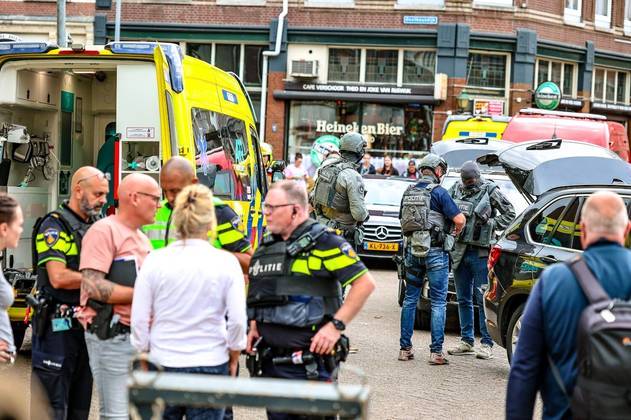 A polícia holandesa informou que um atirador abriu fogo em uma sala de aula em um campus de um hospital universitário em Roterdã e em uma casa próxima na quinta-feira (28).Um suspeito de 32 anos foi preso depois que a polícia disse nas redes sociais que tiros foram disparados no Rotterdam Medical Centre e em uma residência. Eles também disseram que incêndios irromperam em ambos os locais.
