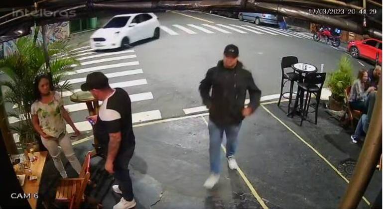 Imagem de câmera de segurança registrou quando o homem entrou no bar para matar casal
