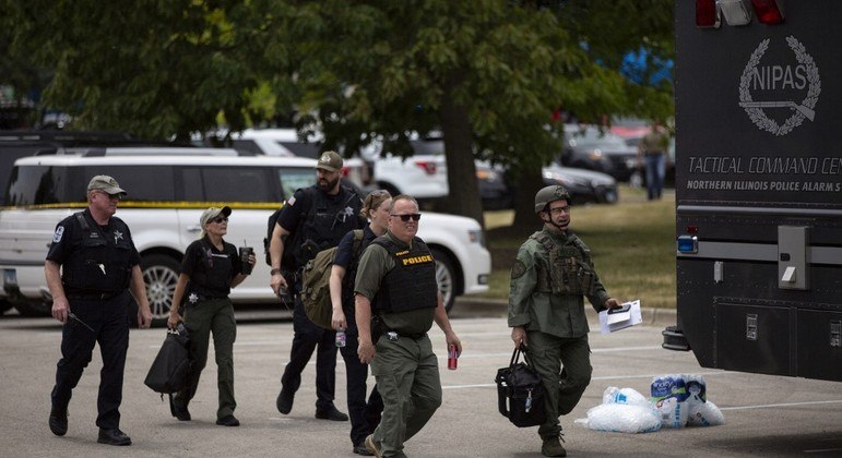 Polícia dos EUA cercaram local do ataque para localizar suspeito
