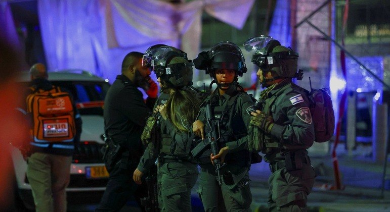Serviço de emergência israelense e as forças de segurança compareceram ao local
