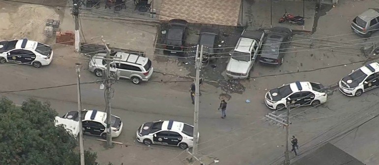 Desde o início da manhã, as viaturas da polícia estiveram nas entradas do Jacarezinho