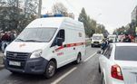 Ambulância circula em rua próxima à escola, na cidade de Izhevsk