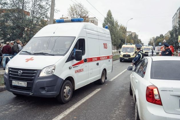 Ambulância circula em rua próxima à escola, na cidade de Izhevsk