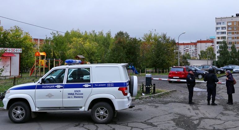 Policiais perto da escola onde aconteceu o tiroteio nesta segunda (26), na Rússia