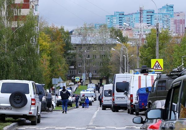 Artiom Kazantsev, de 34 anos, realizou um ataque a uma escola na cidade de Izhevsk, nesta segunda-feira (26), que fica a 970 quilômetros a leste de Moscou. Ele matou 13 pessoas, sendo sete crianças, e feriu mais de 20. Logo após o ataque, Kazantsev, que usava camisa com uma suástica nazista, se suicidou. Na imagem, carros da polícia e ambulâncias em frente ao instituto de ensino