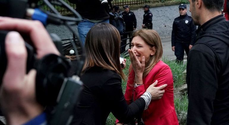 Pais em frente à escola onde aconteceu o tiroteio, em Belgrado