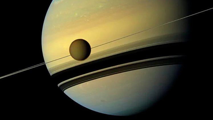 Titã, a maior lua de Saturno, está se afastando do planeta de forma cem vezes mais rápida do que a estabelecida anteriormente, de acordo com estudo publicado em 2020. 