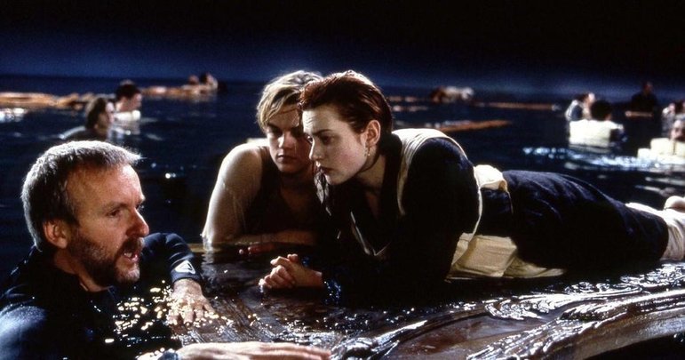 Pois é, mas muita gente, incluindo
James Cameron, não concorda com a teoria. Um contra-argumento é que, sim, Jack
caberia na porta junto com Rose, mas mesmo assim um deles teria afundado, porque a peça é
feita de madeira pesada