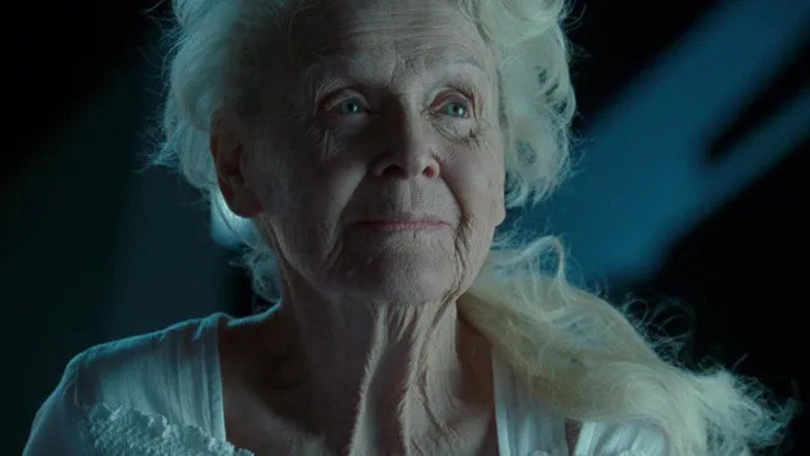 A atriz Gloria Stuart, que interpreta a versão mais velha de Rose, era a única envolvida no filme que já era nascida em 1912, ano que o verdadeiro Titanic afundou. Ela nasceu em 1910 e morreu, aos 100 anos, em 2010