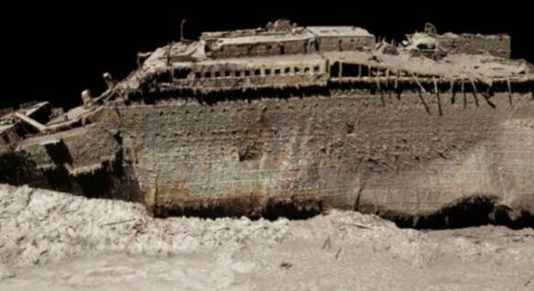 O navio repousa no fundo do mar em duas partes 