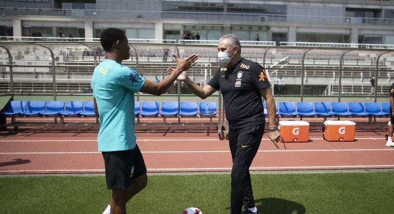Tite levou Danilo, o melhor jogador no Brasil, para a Coreia e Japão. Não o colocou um minuto sequer. Inaceitável