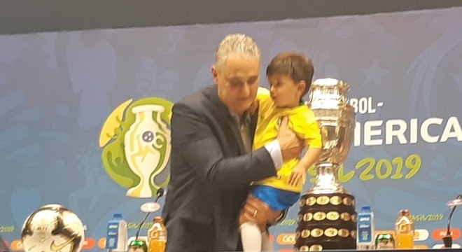Tite com o neto Lucca e o troféu da Copa América, Orgulho em dobro