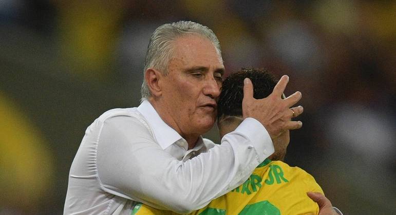 Os abraços de Tite em Neymar eram mais constantes do que em outros jogadores. Os demais atletas reparavam