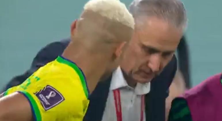 Tite se submeteu à farra dos jogadores. 'Dança do Pombo' contra a Coreia. Desrespeito descabido
