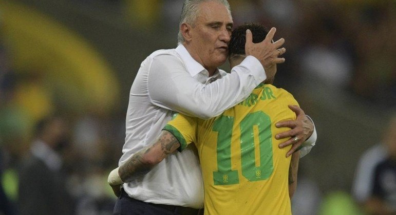 Tite, como no poderia deixar de ser, abraou Neymar pelo gol de pnalti. Farra contra o Chile