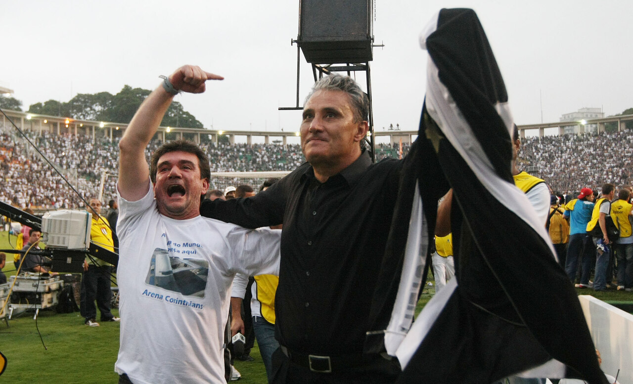 Jogadores do Corinthians são flagrados em conversa com Tite, do