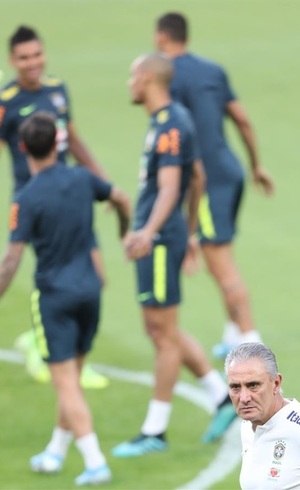 Tite busca opções para engrenar