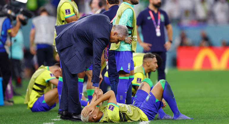 Tite agradeceu aos jogadores no vestiário após eliminação do Brasil pela Croácia
