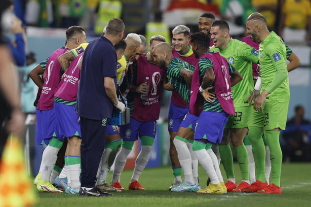 Futebol se joga, a seleção brasileira se dança