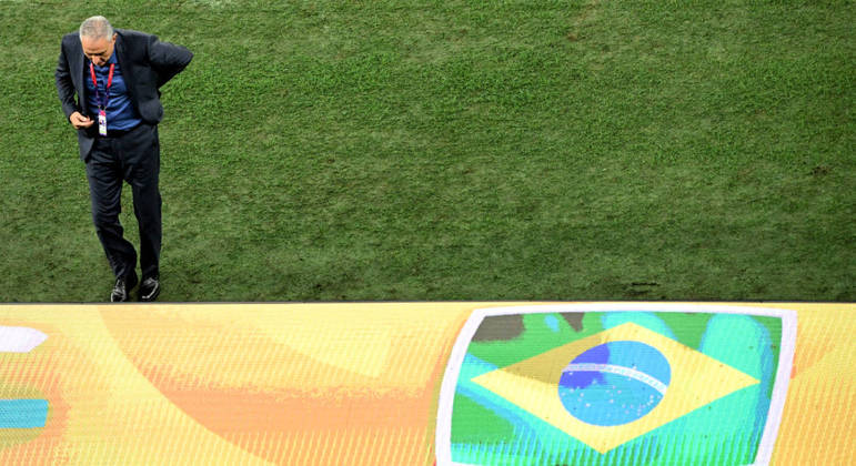 Tite deixa o campo na eliminação do Brasil, pela Croácia, da Copa do Mundo