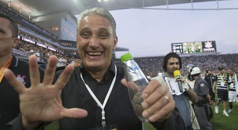Tite: dois títulos - 2011 (Corinthians) e 2015 (Corinthians)