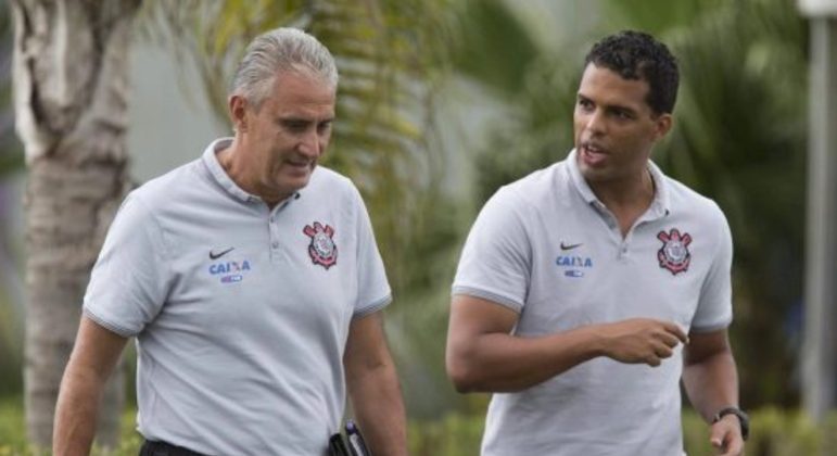 Lázaro era o analista de desempenho do Corinthians, quando Tite era o treinador. Os dois são muito amigos