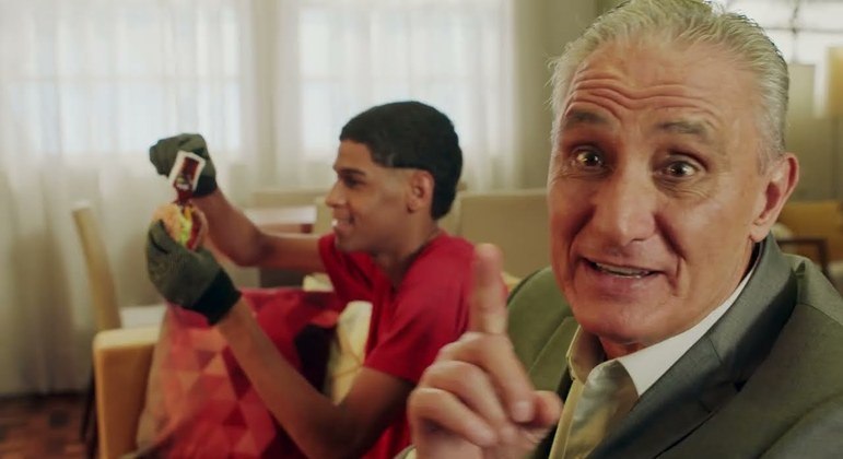 Tite e Luva de Pedreiro. Popularidade do influenciador de 20 anos traz simpatia artificial a Tite