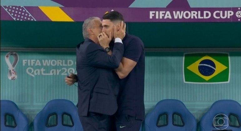 Tite fez questão de beijar seu filho, e auxiliar, Matheus, após o gol de Casemiro contra a Suíça