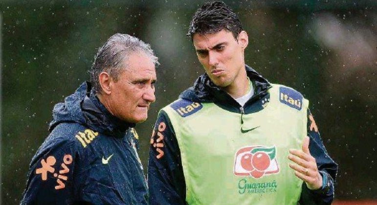 Tite ouvindo o filho Matheus, que transformou em seu auxiliar técnico na Seleção
