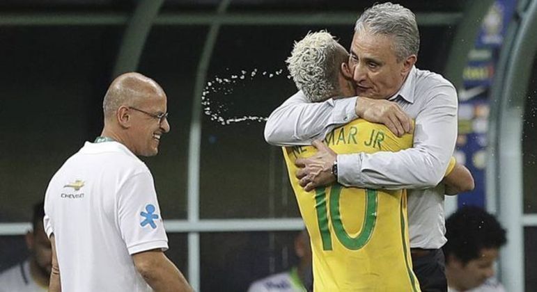 Tite jamais escondeu quanto acredita depender de Neymar. Por isso fecha os olhos aos exageros