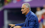Tite está tenso no banco no início do jogo