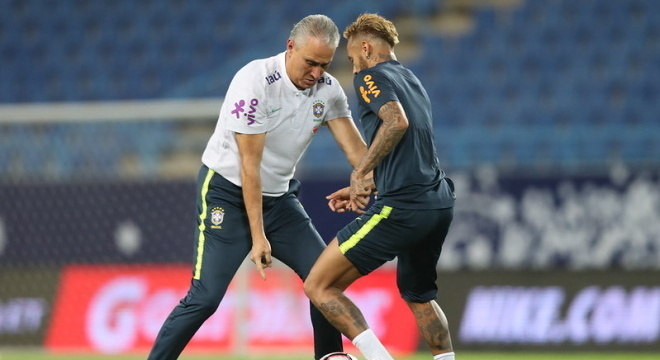 Tite e Neymar em treino da seleção brasileira