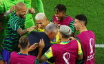 Logo Tite estava rodeado por todos. O Brasil sempre foi conhecido pelas danças de comemoração de gols, mas nunca um treinador havia feito as coreografias junto