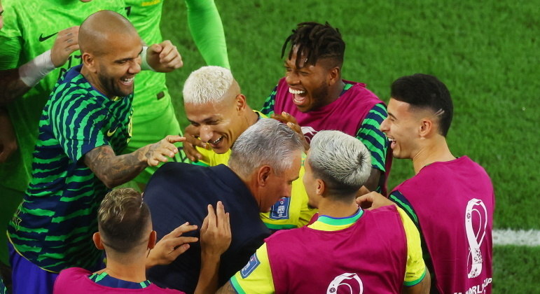 Até Tite fez a 'dança do pombo' para comemorar o gol de Richarlison. Felicidade