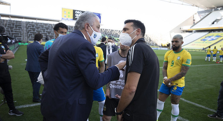 Técnicos Tite e Scaloni conversam durante paralisação de Brasil x Argentina