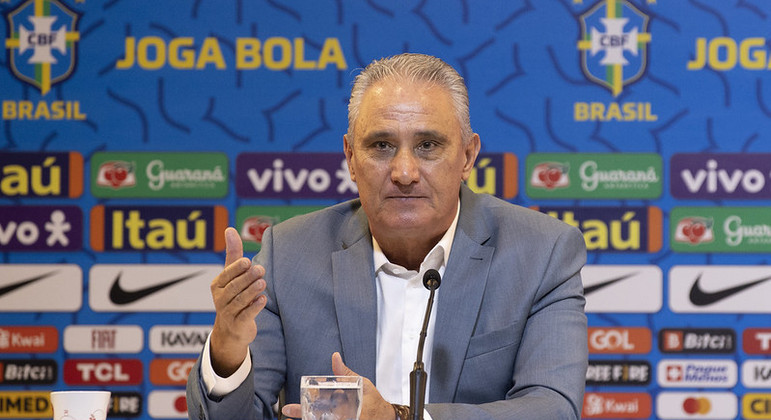 Tite e o auxiliar Matheus Bachi fizeram as últimas observações técnicas na Inglaterra e na Itália