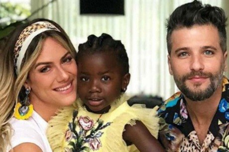 Giovanna Ewbank e Bruno Gagliasso adotaram Titi no Malaui