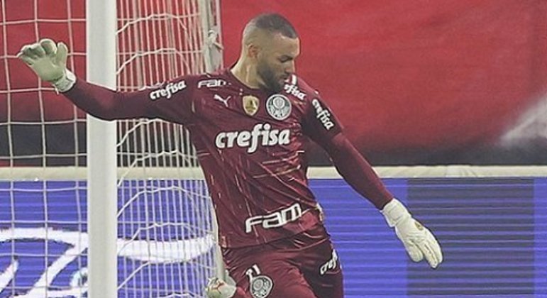 Titular absoluto do Palmeiras e constantemente convocado para a Seleção Brasileira, o goleiro Weverton foi novamente um dos destaques do Alviverde na conquista da Libertadores 2021.