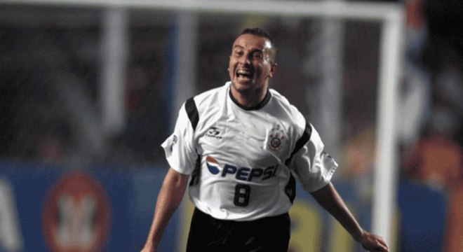Titular do Palmeiras na semifinal da Libertadores, Rogério entrou na Justiça e deixou o clube para atuar no Corinthians já no segundo semestre de 2000.