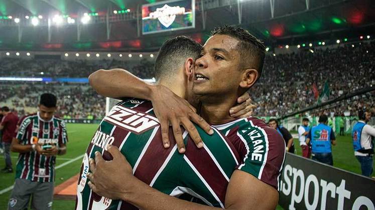 Titulares neste sábado, Nino e David Braz se abraçam após título do Fluminense.