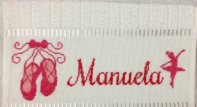 toalha bordada com nome e desenho de bailarina 