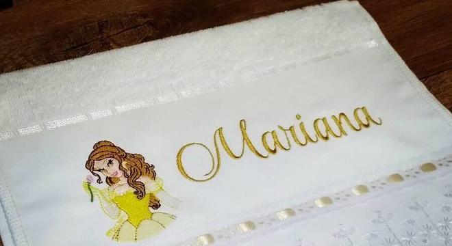 toalha bordada com nome e desenho de princesa 