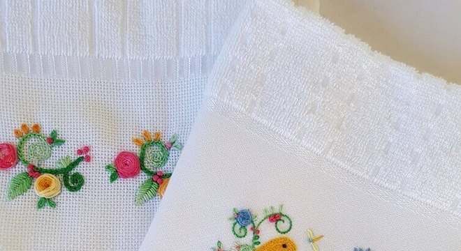 toalha de banho bordada com desenho delicado