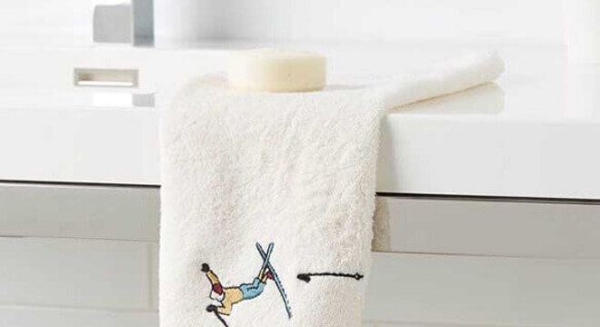 toalha de banho bordada com homenzinhos esquiando 