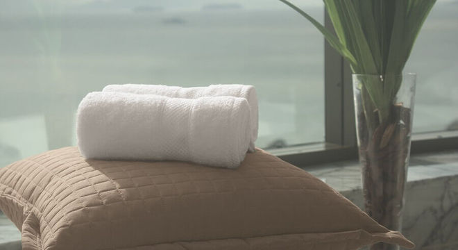 toalha de banho branco com almofadas