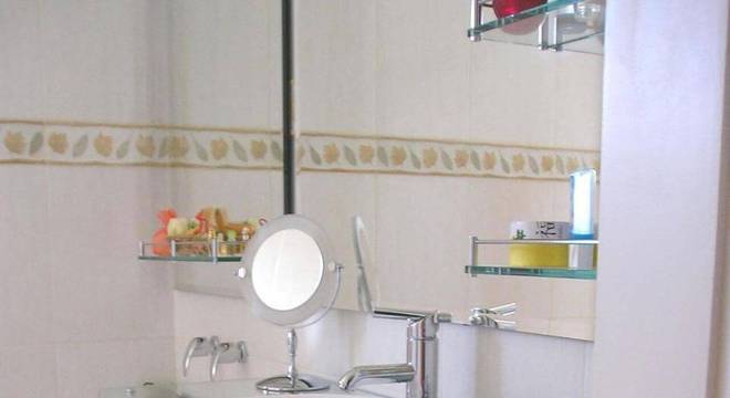 toalha de lavabo - lavabo com gabinete de tampo de vidro 