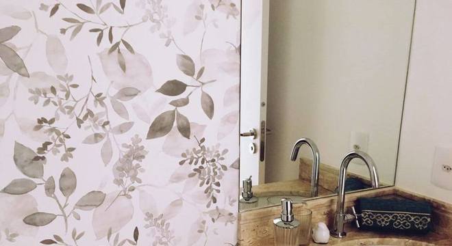 toalha de lavabo - lavabo com papel de parede com folhas 