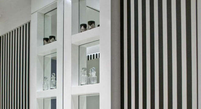 toalha de lavabo - lavabo com parede preta e branca 