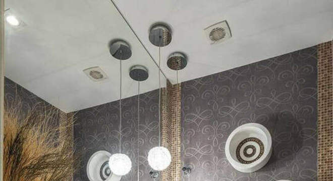 toalha de lavabo - papel de parede marrom e nichos brancos 